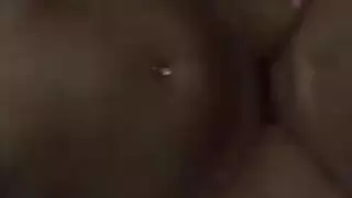 حركة القضيب الاصطناعي المزدوج تمارس الجنس مع فتحتها الضيقة وتداعب بظرها