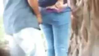 علاقة جماعية علنية: عاهرة تأخذ عدة قضبان