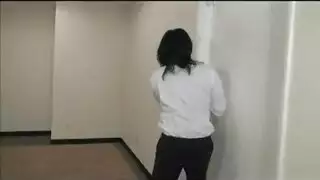 فتاة ضخمة الصدر تمص قضيب ضخم لرجل سيئ ذو وشوم في مشهد إباحي صريح