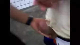 نيك خفي في حمام عام: أخذ قضيب غليظ عميقاً بداخلها