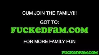 فتاة تخرج عارية فيعاقبها اخوها بنيك