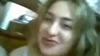 فيديو xxx: شاب عربي ينيك عاهرة مصرية هايجة