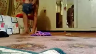 فتيات خليجيات يمارسن الجنس في غرفة المعيشة