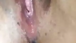 مشهد فردي مصري صريح: تلمس فرجها المبلل حتى تصل لهزة جماع عالية