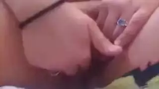 في المنزل وحيدة ومثارة: جينيفر تستمني صراحة في الحمام