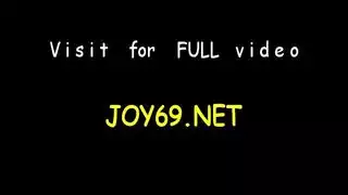 عاهرة اللاتكس الضيقة تأخذ قضيبًا ضخمًا بعمق