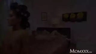 صاحبة المنزل التايلندية الممحونة تبدل الإيجار بجنس فموي شرجي واختراق قاسي