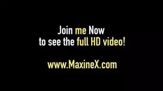 فتاة آسيوية ممددة على طاولة المساج وتحصل على مهبلها محلوق يتم ضربه بقوة