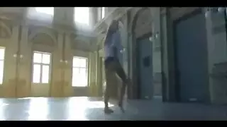 عاهرة آسيوية مرنة تتعرض لتحطيم مؤخرتها ومهبلها على طاولة المساج