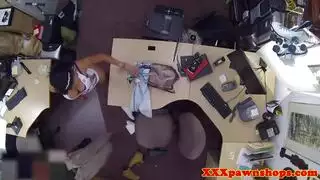 عمود كبير يضخ مهبلها المتسع في وضعية رفع الأرجل