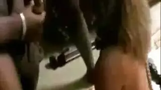 شقراء منقادة مفلسة تأخذ ضربًا قاسيًا من سيدتها الأنثى