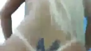 شقراء تبلع قضيبًا صلبًا حتى تشعر به في مؤخرتها