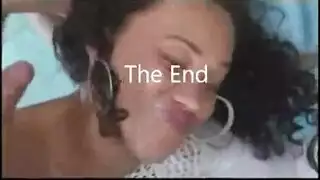 فتاة ذات مؤخرة كبيرة تأخذ كل القضيب بأنات هزازية شديدة