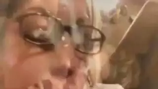 سكرتيرة على ركبتيها تبتلع كريمي السميك في فيلم إباحي صريح