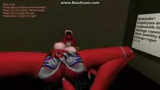 فوكسي مونت تُدخل في فتحتها الضيقة من قبل شريكتها الأنثى