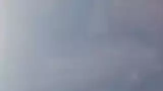 مشهد إباحي: امرأة ناضجة ذات صدر كبير تُمارس الجنس مع قضيبين أسودين كبيرين وهي ترتدي ملابس داخلية