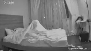 جلسة نيك عنيف على طاولة جلدية – صراخ من النشوة