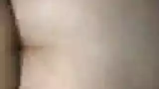 كشف علني: لعق مهبلها الأسمر العصيري بشدة