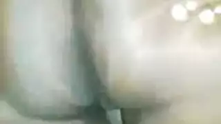 مراهقة ساخنة عارية تكشف عن أثداء كبيرة قبل أن تعطيه مصة وقبلة