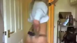 الجميلة البريطانية تمارس الجنس مع جميع المديرين المتزوجين من أجل مهنة