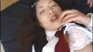 مراهقة تمتلئ فرجها في فصل دراسي فارغ