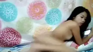 جنس خارجي محفوف بالمخاطر: فتاة بيكيني عاهرة تمارس الجنس بينما يشاهدها والدها