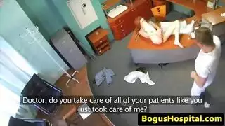 مراهقة شقراء حمراء مشاغبة تخوض تجربة تدليك إيروتيكي حار