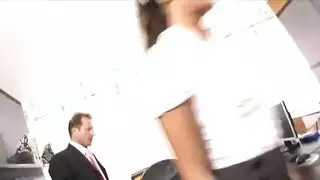 في المكتب محامية