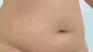 عرض العاهرة العربية بعد الاستحمام: ثديان كبيران وفرج مشعر معروضان