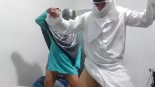 مشهد إباحي: تفريغ حمولة كبيرة بجانب ثلاجة المطبخ