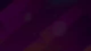 خادمة لاتينية حارة تُضاجع بعمق مقابل كومة سمينة من الأوراق النقدية