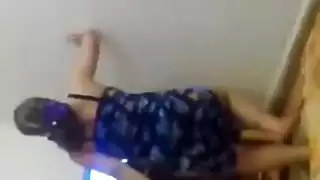 فتاة عربية ساخنة تطحن وتحرك تلك المؤخرة العملاقة