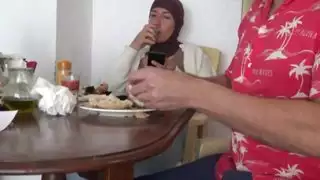 إباحي: أم عربية مثيرة توقظ ابن زوجها الألماني بجلسة جماع فموي عميق