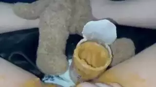 مراهقة ساخنة تحصل على فرجها الوردي مغطى بدهن أمريكي لزج