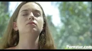 شريط جنسي في الهواء الطلق: تالي دوفا تستفز فرجها المتقطر وهي ترتدي البيكيني