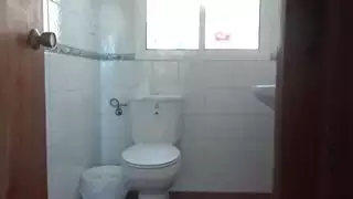 فيلم إباحي صريح: فتاة تركية ترتدي نظارات تمارس الجنس الفموي العميق مع جندي في حمام عام