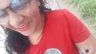 شاهد بينيلوبي أولسن في هذه المجموعة الاستعراضية البرية في الهواء الطلق، وتومض بزازها الطبيعية وكسها الرطب في الشوارع والطرق العامة