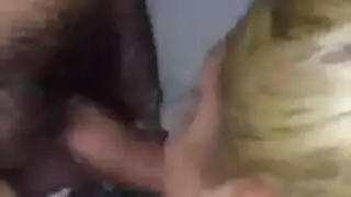 فتاة إسبانية مثيرة تتعرى مع شريك ناضج في جلسة بورنو