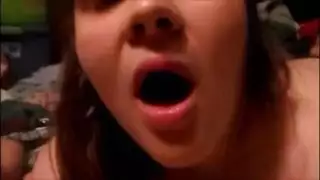 زوجة تبلع بعمق ثم تأخذه من الخلف بقوة