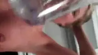 فيديو تبول صريح: إفراغ فتاة شقراء في الحمام