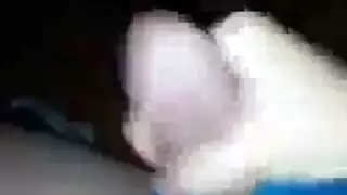 شاب مفتول العضلات يمنح فتاتين لللياقة البدنية ضربًا قويًا في غرفة الأوزان