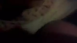 زوجان هواة يمارسان الجنس مع بعضهم البعض، على المسرح، أمام مكان النار