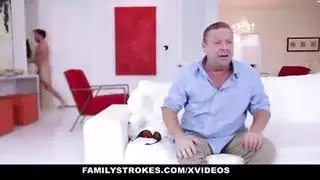 مراهقة قانونية تمارس الجنس مع صديق أبيها الأفضل