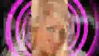 مراهقة في فستان صيفي تتعرض للضرب من قبل مدربة الدراجة النارية لوسي