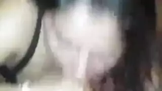سمراء يائسة تبتلع القضيب بعمق لجلسة جنس صعبة