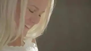 إباحية مثلية ساخنة: إيما هيكس تلتهم كس صديقتها الحليق على الأريكة