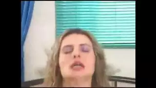 أثداء كبيرة وجماع من الخلف: فيلم إباحي في غرفة النوم مع محترف
