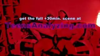  مراهقة مشاغبة تمص شرطيًا في زي رسمي ثم تأخذ شرجًا قاسيًا