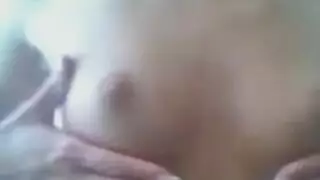 شابة حمراء الشعر تستمني بعمق باستخدام قضيب اصطناعي