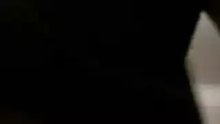 عاهرة شقراء تبتلع قضيب في حديقة عامة